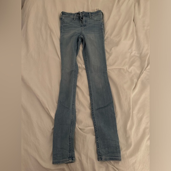 Hollister Light Wash Skinny Jeans - Picture 1 of 3